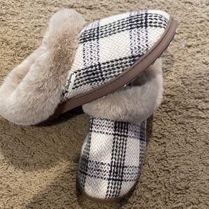 NWOT Dearfoams Plaid Faux Fur Lined Slippers